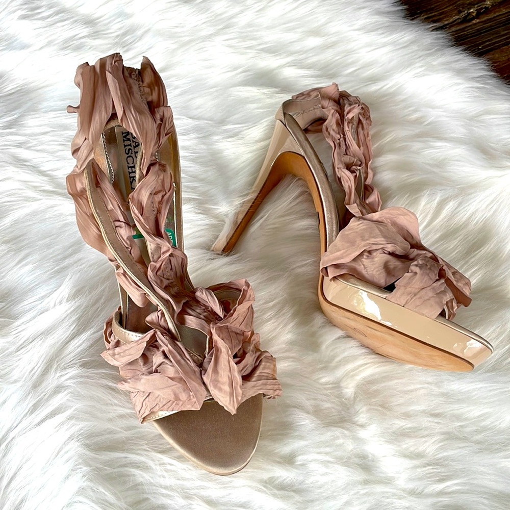 Badgley‎ Mischka satin ruffled platform heel EUC Size 9.5